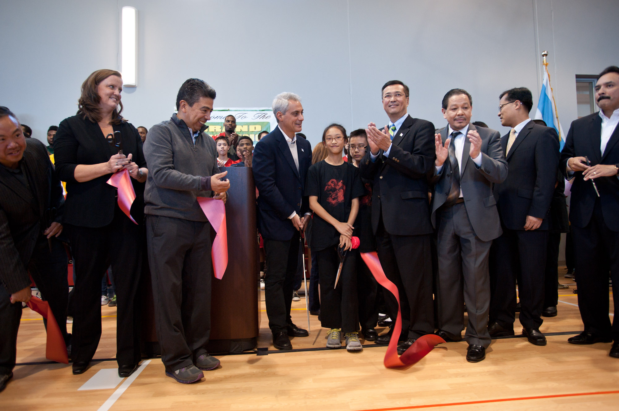 Mayor Rahm Emanuel, Alderman Danny Solis and members of the Chinatown and South Loop communities gathered today to celebrate the opening of the new fieldhouse at Ping Tom Memorial Park.